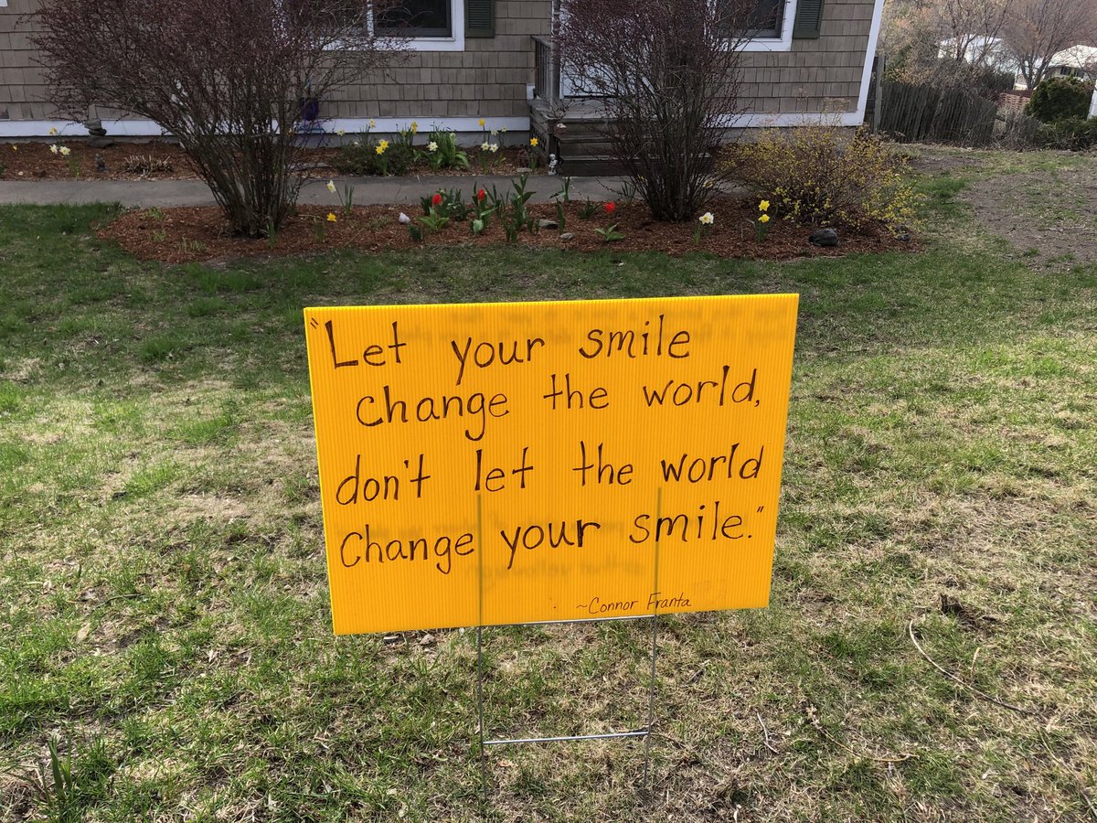 Lisa_bcioffi's tweet photo. #yellowsign-  appeared on my lawn today from a little friend  it made my day 💚! https://t.co/ATaznh6xqG