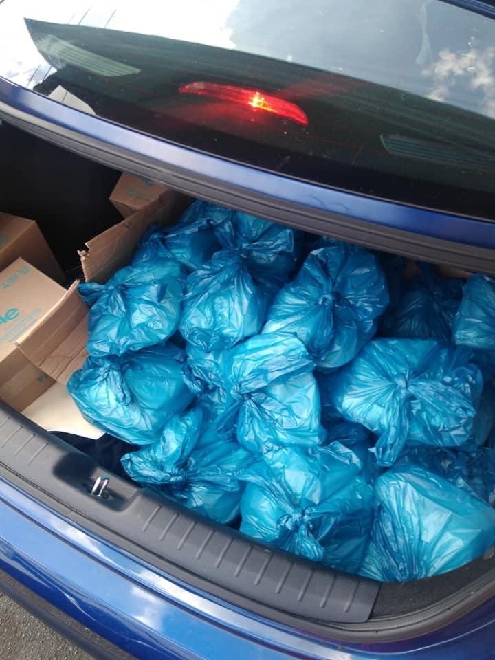 PedroJulio's tweet photo. Miembros de la comunidad trans repartieron, hoy, compras, equipos de protección personal y comidas calientes a personas sin hogar.

Cabe destacar que la gente trans está en estado de alerta ante la epidemia de violencia transfóbica —y sacaron de su tiempo para ayudar. 🏳️‍🌈❤️🇵🇷 https://t.co/PO4TN59fU8