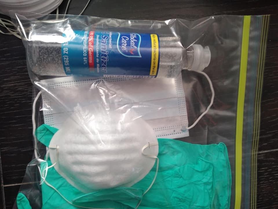 PedroJulio's tweet photo. Miembros de la comunidad trans repartieron, hoy, compras, equipos de protección personal y comidas calientes a personas sin hogar.

Cabe destacar que la gente trans está en estado de alerta ante la epidemia de violencia transfóbica —y sacaron de su tiempo para ayudar. 🏳️‍🌈❤️🇵🇷 https://t.co/PO4TN59fU8