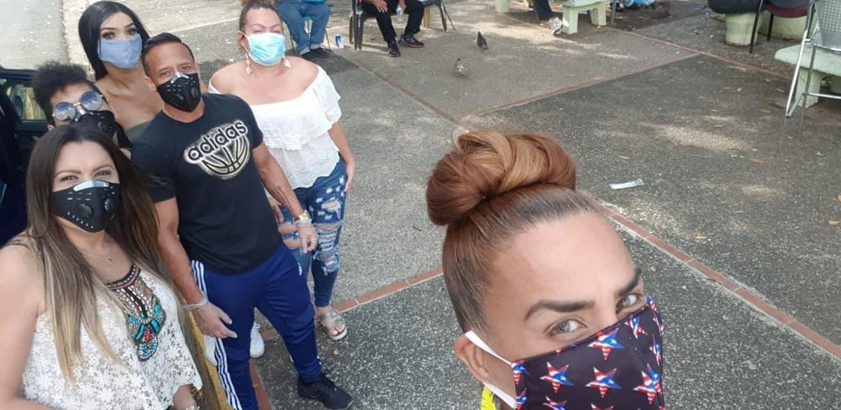 PedroJulio's tweet photo. Miembros de la comunidad trans repartieron, hoy, compras, equipos de protección personal y comidas calientes a personas sin hogar.

Cabe destacar que la gente trans está en estado de alerta ante la epidemia de violencia transfóbica —y sacaron de su tiempo para ayudar. 🏳️‍🌈❤️🇵🇷 https://t.co/PO4TN59fU8