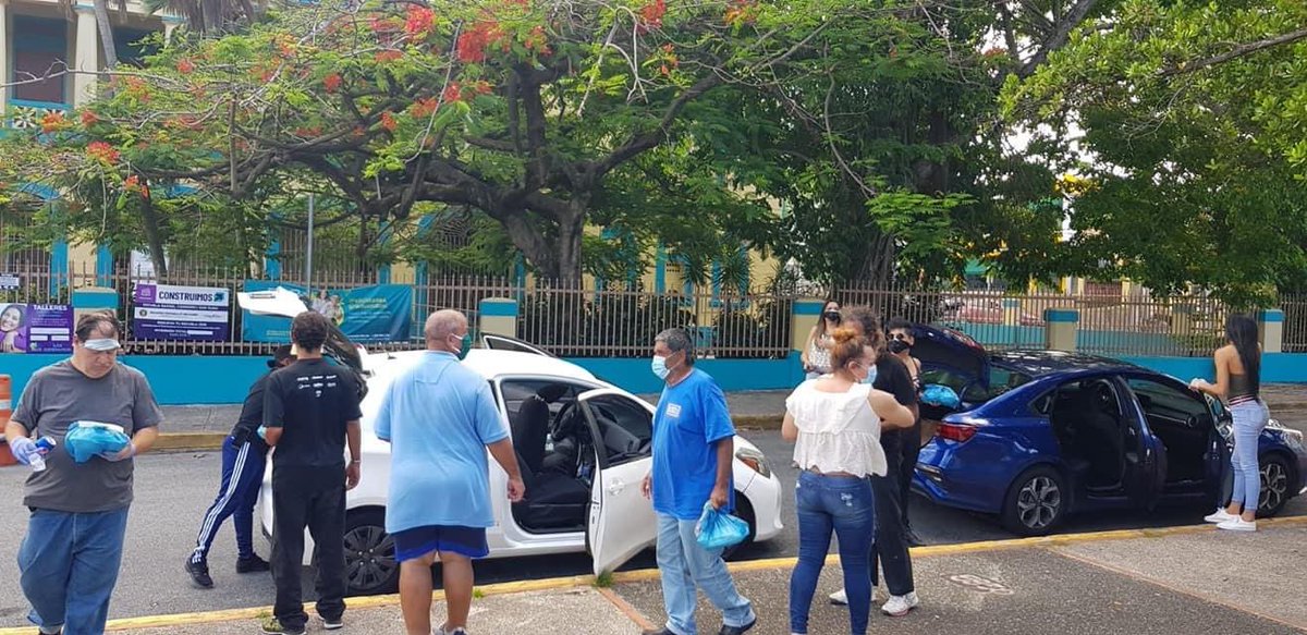 PedroJulio's tweet photo. Miembros de la comunidad trans repartieron, hoy, compras, equipos de protección personal y comidas calientes a personas sin hogar.

Cabe destacar que la gente trans está en estado de alerta ante la epidemia de violencia transfóbica —y sacaron de su tiempo para ayudar. 🏳️‍🌈❤️🇵🇷 https://t.co/PO4TN59fU8