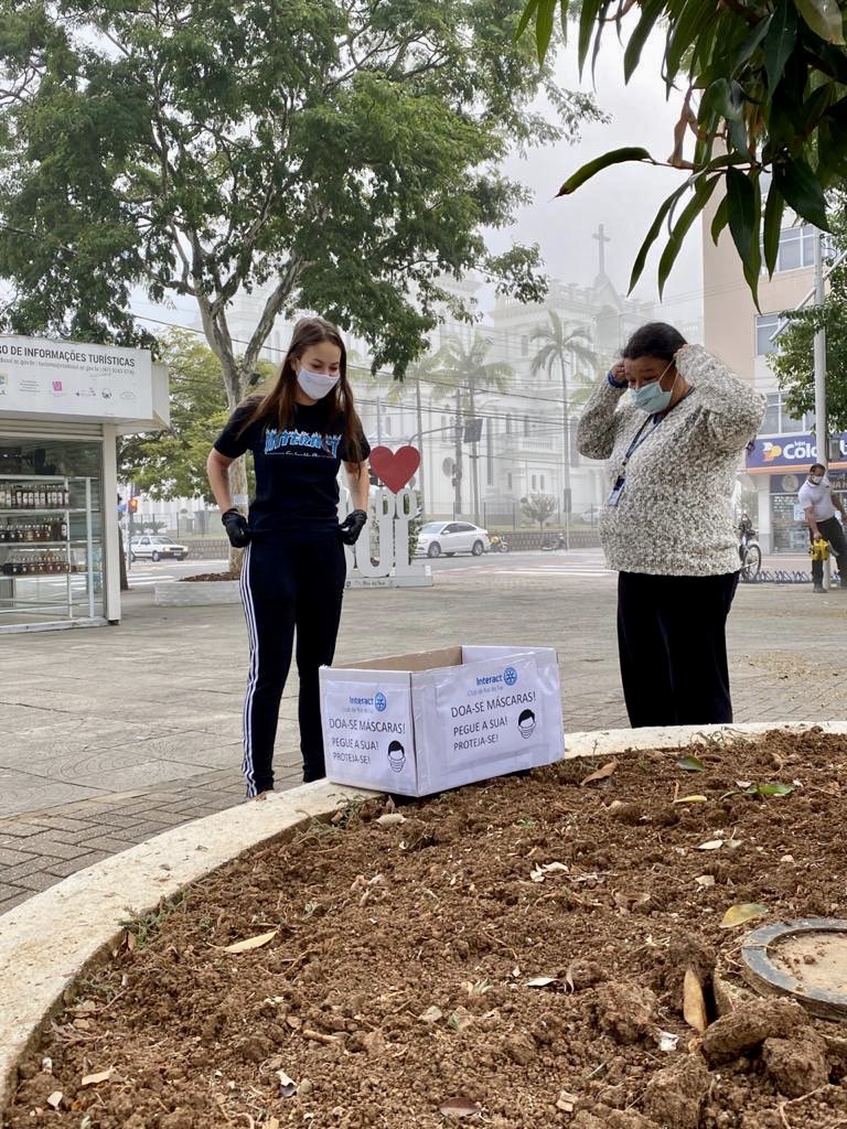 interactrds's tweet image. Hoje pela manhã, estivemos na praça de Rio do Sul deixando uma caixinha com máscaras de proteção. Elas são disponibilizadas gratuitamente para todos aqueles que as necessitar. 
Essa foi a parte um do nosso projeto “Batman”. Amanhã voltamos pra contar a dois. #stayhome