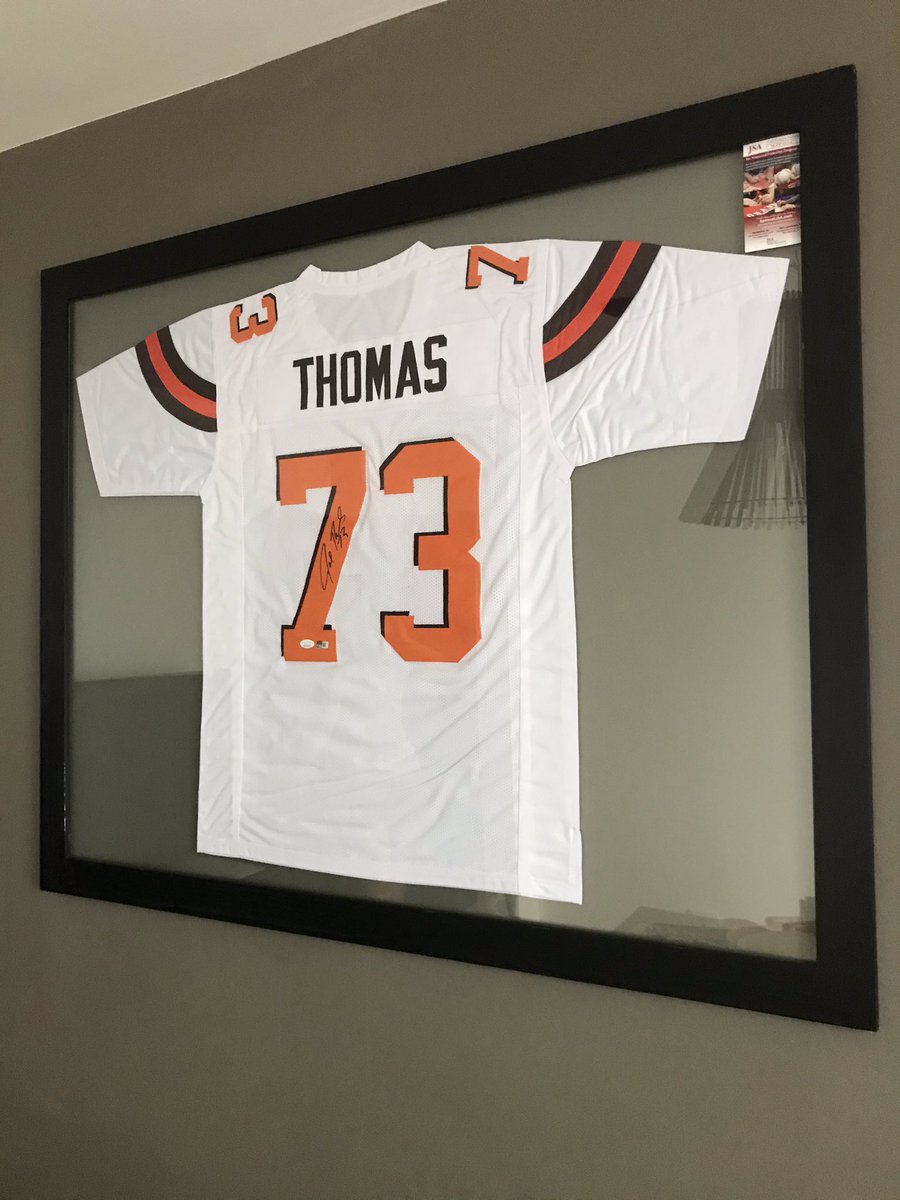 sofiavera's tweet image. Hey @ThomaHawkShow my husband is one of the 5 @Browns  in Mexico 🇲🇽 and I bough this signed jersey of you for him! A video or retweet would make him very happy! Thank you #gobrowns #DawgPound