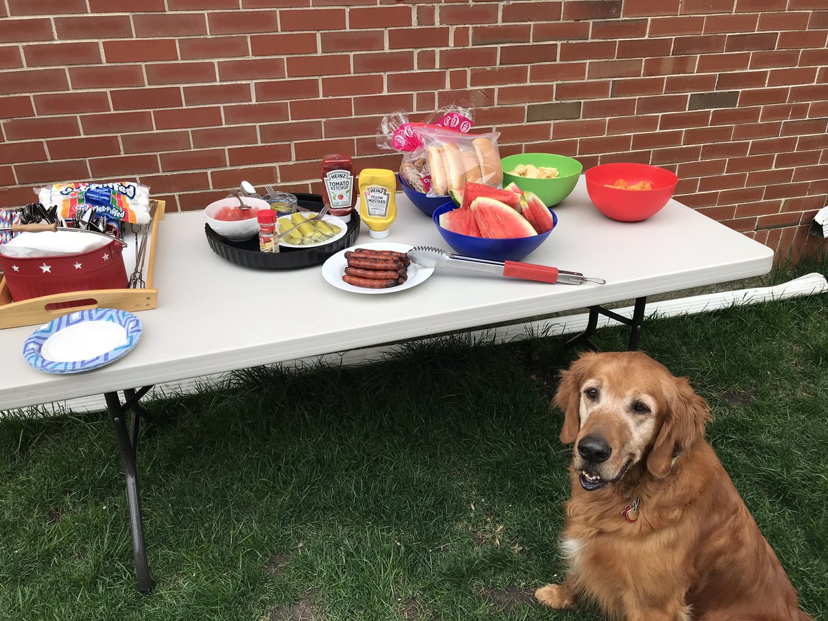 Hey <a href="/oscarmayer/">Oscar Mayer</a> look who stopped by our #FrontYardCookout while our own hot dog guarded the Oscar Mayer Hot Dogs! Thank you Hotdoggers Troy and Jake...you are awesome! <a href="/Wienermobile/">WIENERMOBILE</a>