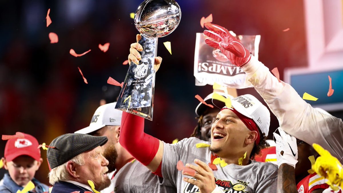 ArrowheadLive's tweet photo. RT this if the @Chiefs are going back to back! #RunItBack
 
#Chiefs | #ChiefsKingdom https://t.co/9h3ixV9k1m