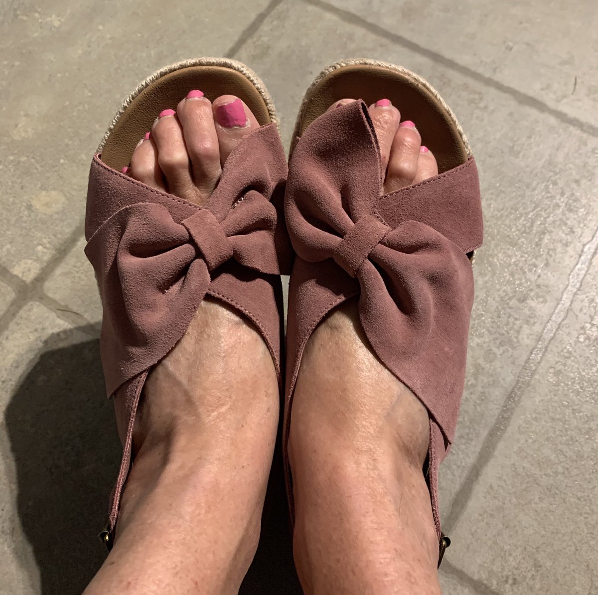 PattiHum's tweet photo. Yes, I think these platforms will do quite nicely for making me taller at a concert! #iamshort #newshoes 🙌🏻🙌🏻 https://t.co/CYp2fJ03UH
