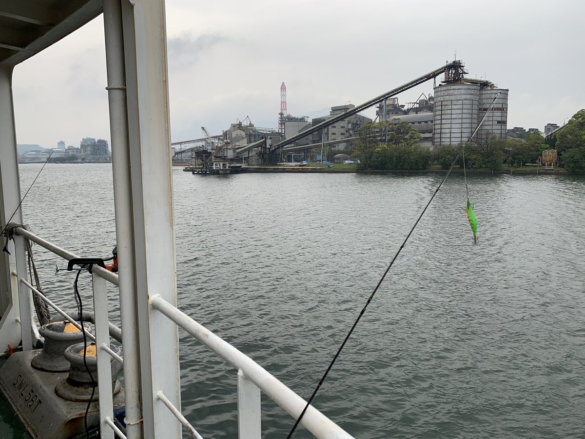takabo77's tweet image. It's raining today so we can't maintain the ship or catch fish.

今日は雨のため、作業も釣りも出来ません。

#rainingday #nofishing #berthed #officer #sailor #seamenslife #lifeonship #船上生活 #船員 #船乗り #雨の日 #釣り無し #停泊中