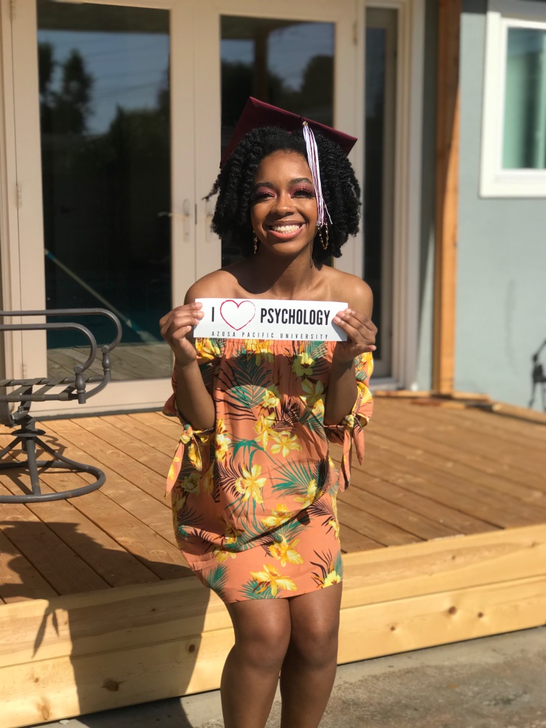 dariequeen5's tweet photo. Holla for a SCHOLA ! 🤪🎓💕 Graduating with my B.A in Psychology and next pursuing my Masters 🎉 https://t.co/8YMKsNlhfy