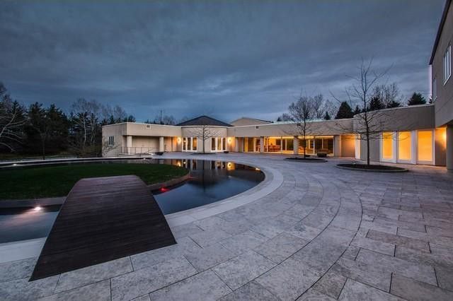 buywithbruch's tweet photo. Love this show! But, it is totally like a #realtor 2 b thinking, "What were their homes like?!" Enjoy this little walk thru real estate history! #realtorfun #lastdance #michaeljordan #scottiepippen #ChicagoBulls #ballermansions #buywithbruch #listwithliz https://t.co/rcCckSzmNG https://t.co/hAV5AD8aPB