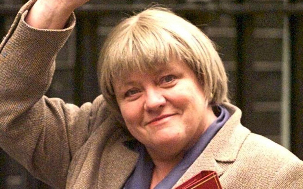 jucopel's tweet photo. #OnThisDay in 1997, Dr Mo Mowlam was appointed Secretary of State for Northern Ireland. She would prove to be the catalyst for peace, ending decades of murder and fear. #ThanksMo
#MoMowlam #GoodFridayAgreement #BelfastAgreement https://t.co/zUf7UL5sAF
