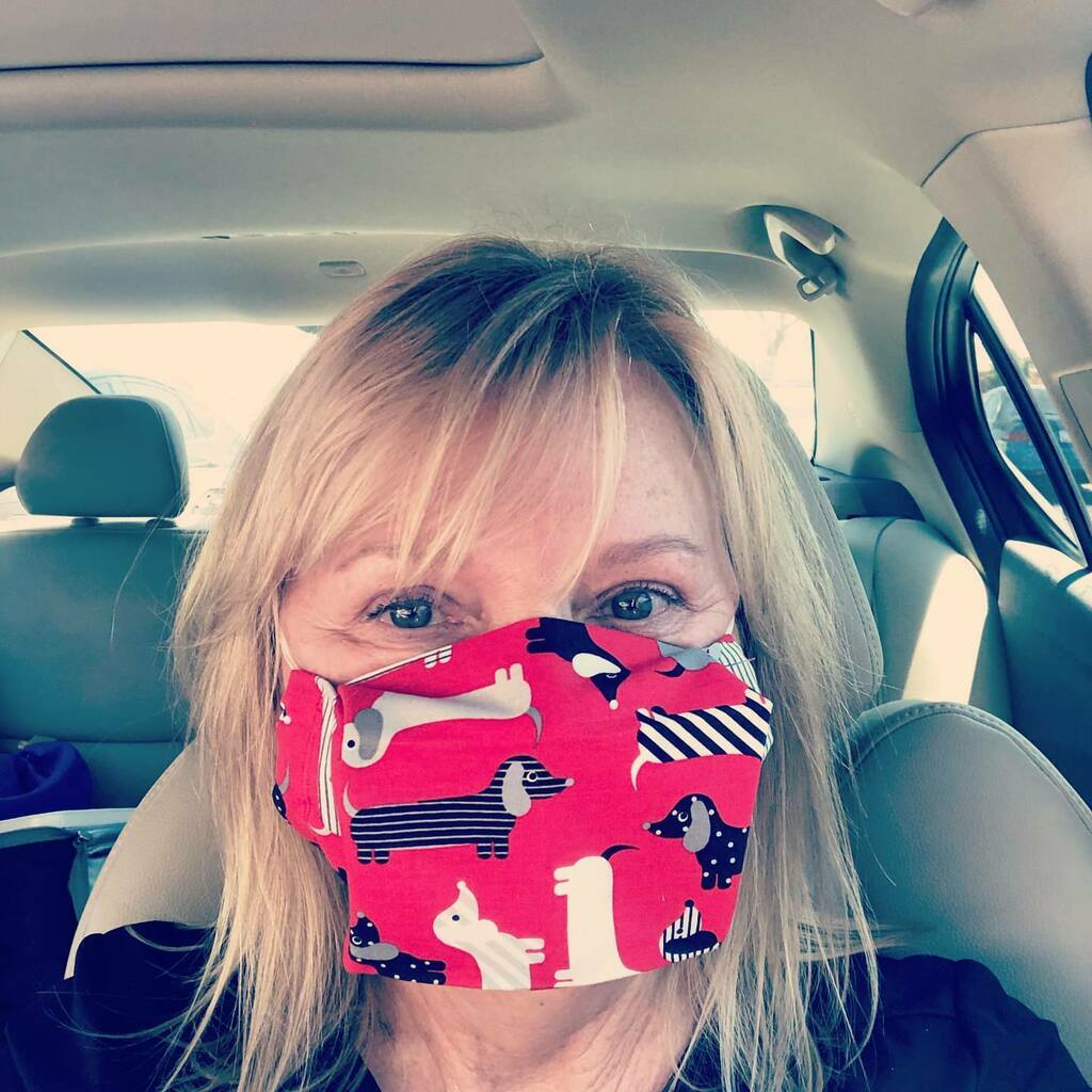 karenbatson's tweet photo. If you know me, you know I #lvdoxns! Cutest mask ever by my pal and fellow Dachshund lover, Kelly Hortel 💕 🐾 https://t.co/EkcW68fqr9 https://t.co/DatVImszNs