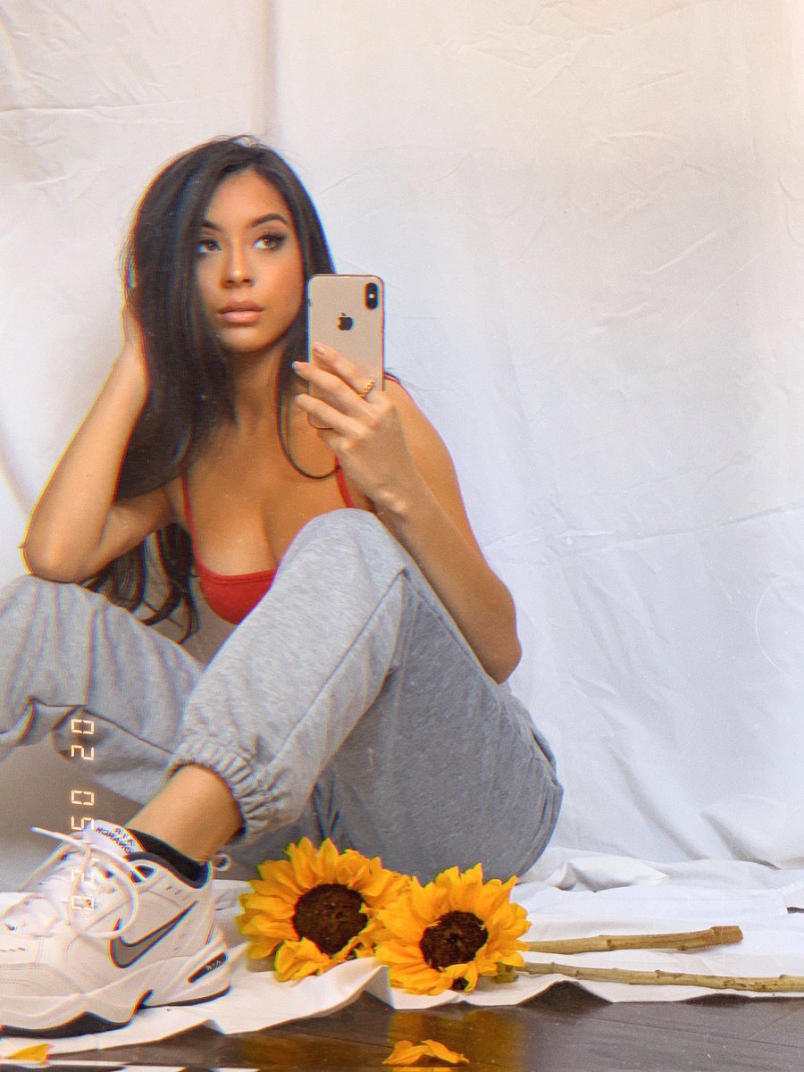 Maaddyy__'s tweet photo. Quarentine shoots 🌻 https://t.co/BVnP1LREMs