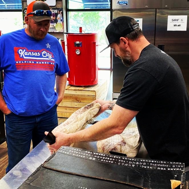 FergoliciousBBQ's tweet photo. Preachin that @snakeriverfarms gospel baby! Photo by @bbqwithrikrik
#RubSumLUV #bbqlife #bbqfamily #bbqnation #kcgrillingco #kcbs #srf #americanowned #americangrown #brisket #beefking #goldgrade https://t.co/s3U0GLg3nF