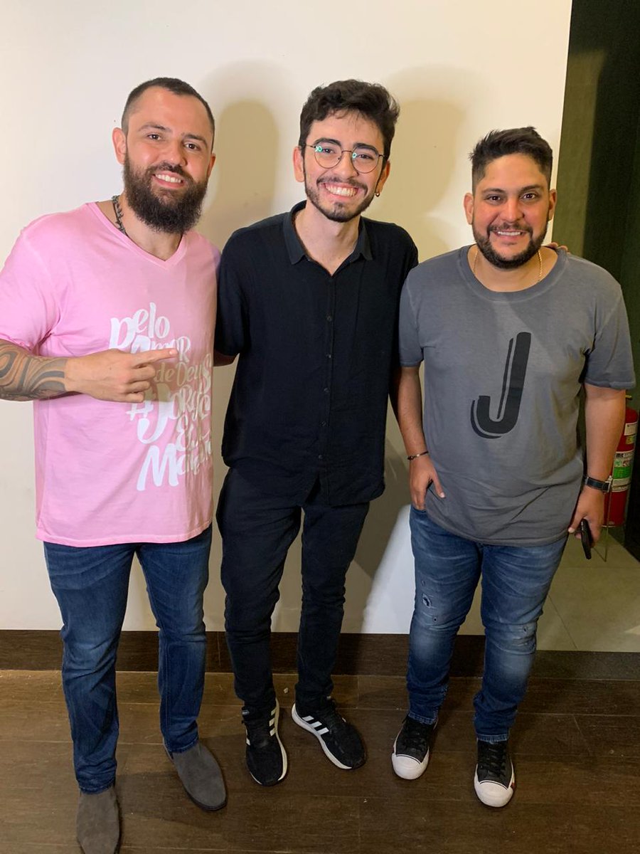 isflocos's tweet photo. Hoje conheci os queridos @jorgeemateus na live deles, tivemos a honra de participar da tradução. Os dois são uns amores. Amei a humildade e o comprometimento com a arte e a música deles, e o carinho que tiveram com a gente.
#JeMLive #jemBhramalive #LibrasNÃOéPiada
+ https://t.co/CjotDeeLtA