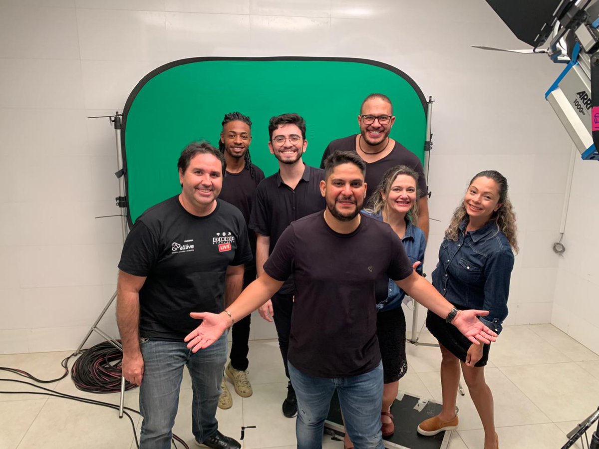 isflocos's tweet photo. Hoje conheci os queridos @jorgeemateus na live deles, tivemos a honra de participar da tradução. Os dois são uns amores. Amei a humildade e o comprometimento com a arte e a música deles, e o carinho que tiveram com a gente.
#JeMLive #jemBhramalive #LibrasNÃOéPiada
+ https://t.co/CjotDeeLtA