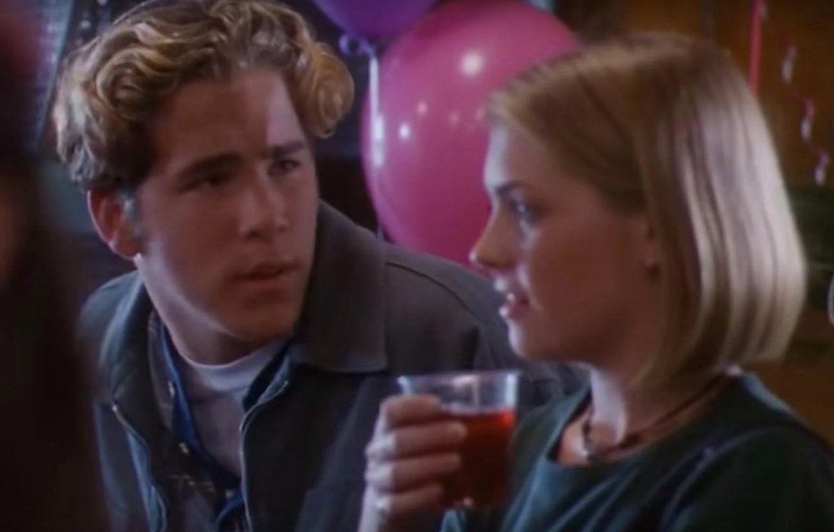 chikytii's tweet photo. Mirando la peli de Sabrina la bruja adolescente aparecio deadpool pero de 15 años 😮 cuanta juventud @VancityReynolds https://t.co/e0uE2MB4Eh