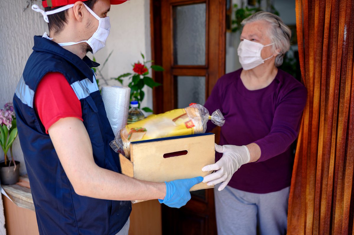 CAPublicHealth's tweet photo. 🍎 The #COVID19 outbreak has made it harder to obtain and afford groceries, and prepared meals. If you or someone you know needs help getting food, here are some available resources ➡️ https://t.co/arZK1XNIZr

#StayHomeSaveLives #InThisTogether https://t.co/hTggR4CrKC