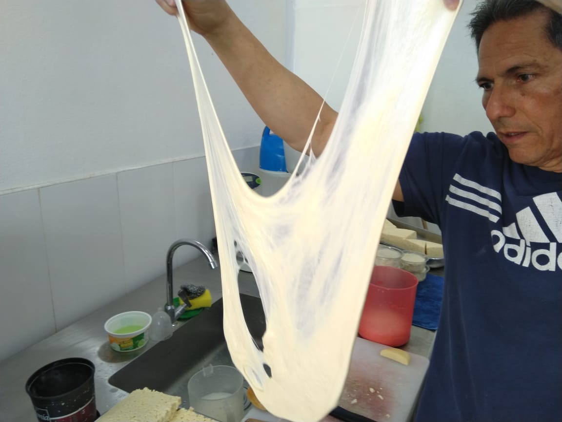 quesosV's tweet photo. Javier Vargas hace quesos venezolanos en Bogotá, procesa semanalmente entre 60 y 70 lts. de leche con el que produce queso palmita, de mano y ricotta que vende en el mercado de #Codabas en su local Gran Paraíso. https://t.co/Y9mbdl5oCQ