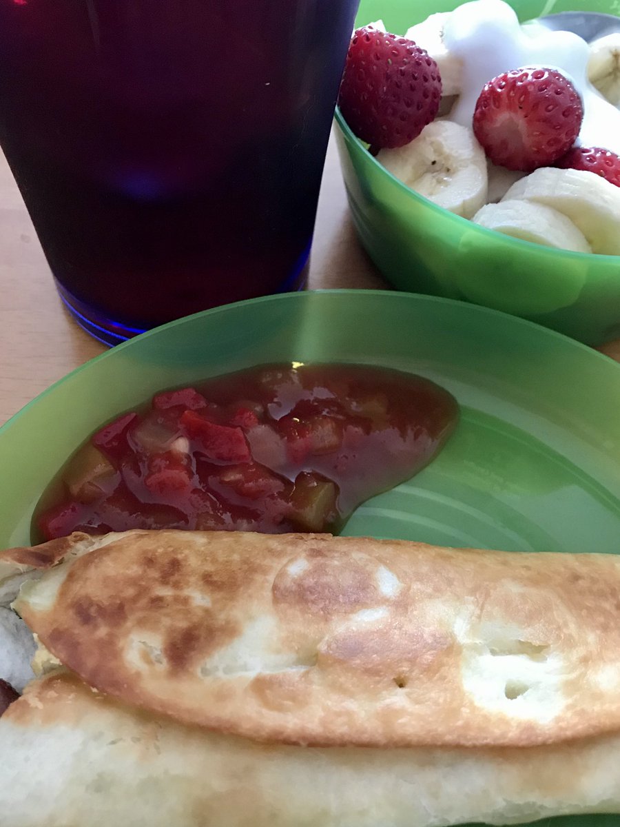 kimnsin's tweet photo. Bean, cheese &amp; cilantro fried burrito, strawberries &amp; banana with yogurt and cranberry juice for breakfast at noon. #Isleptin #breakfastatnoon https://t.co/SczYCsp2B6