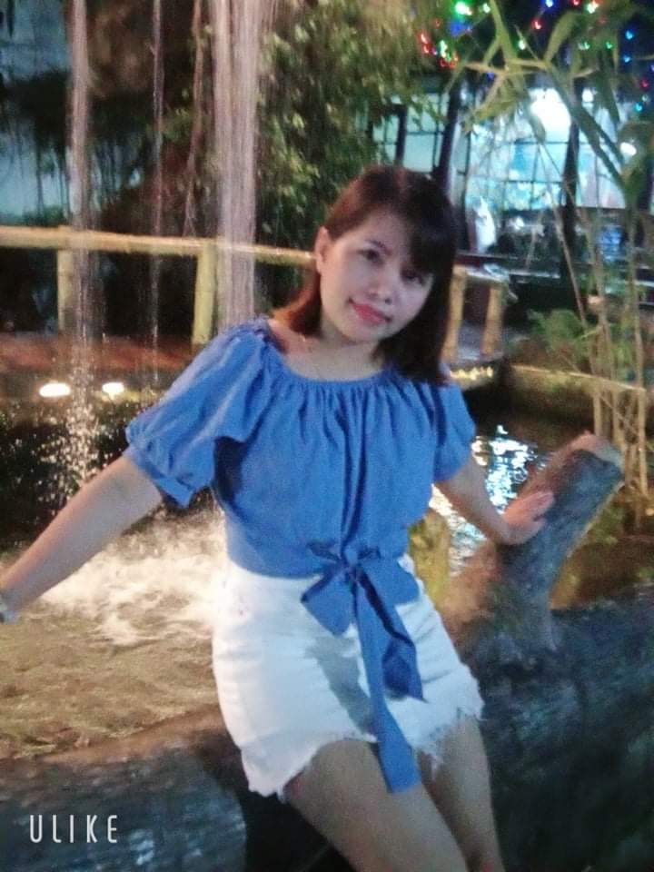 Tôi đứng bên tháng 5 đầy thương nhớ !
Ve sầu kia có lẽ ngủ quên rồi 
Chút nắng mưa làm rối bời phiền hạ
Đứng bên này lại nhớ phía xa xôi!