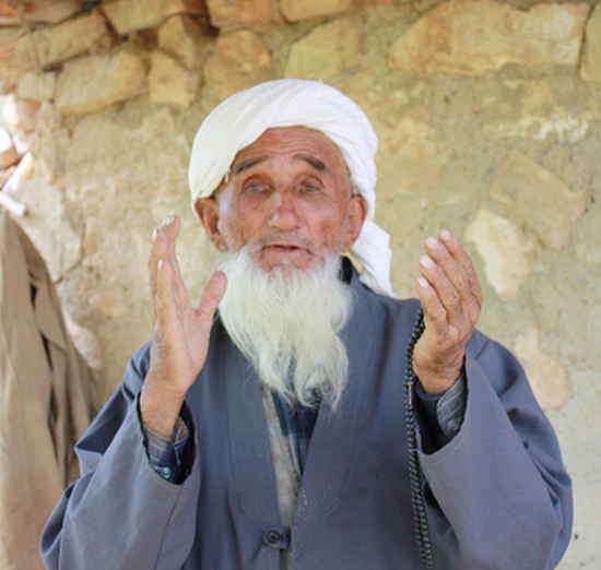 People of Kata Langar (small city between Shahresabz and Termez): An ethnic Tajik man clapping.Unknown photographer.