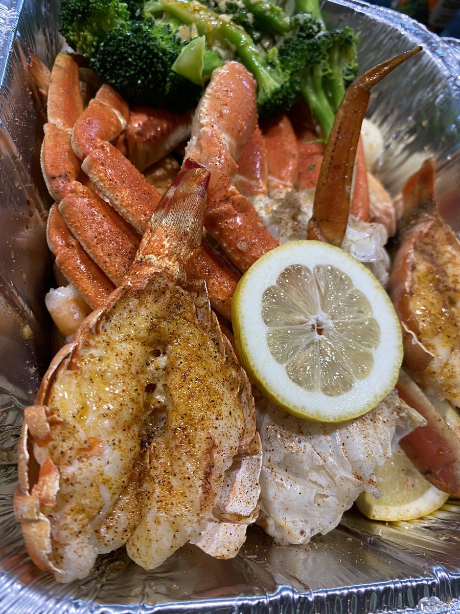 AmeerNatson's tweet photo. Today I did a thing! A local hospital contacted my catering company @freshchefonline and asked the cost to prepare an amazing seafood spread for a group of 10+ Dr.’s... I immediately responded $0.00 and we delivered the seafood spread! @chefjoseandres #FrontLineHeroes https://t.co/KHF8vur4jF