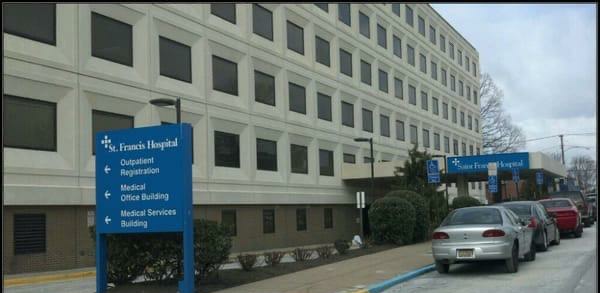 GuyKwameguy's tweet photo. Felt awesome to donate 45 lunches to frontline healthcare workers to St. Francis Hospital Pharmacy staff and Christiana Care Wilmington Campus Behavioral Psyc Unit.  True fearless and selfless hereos! @trinityhealthma @christianacare @6abc @NBCPhiladelphia https://t.co/t0PW8zJdGa