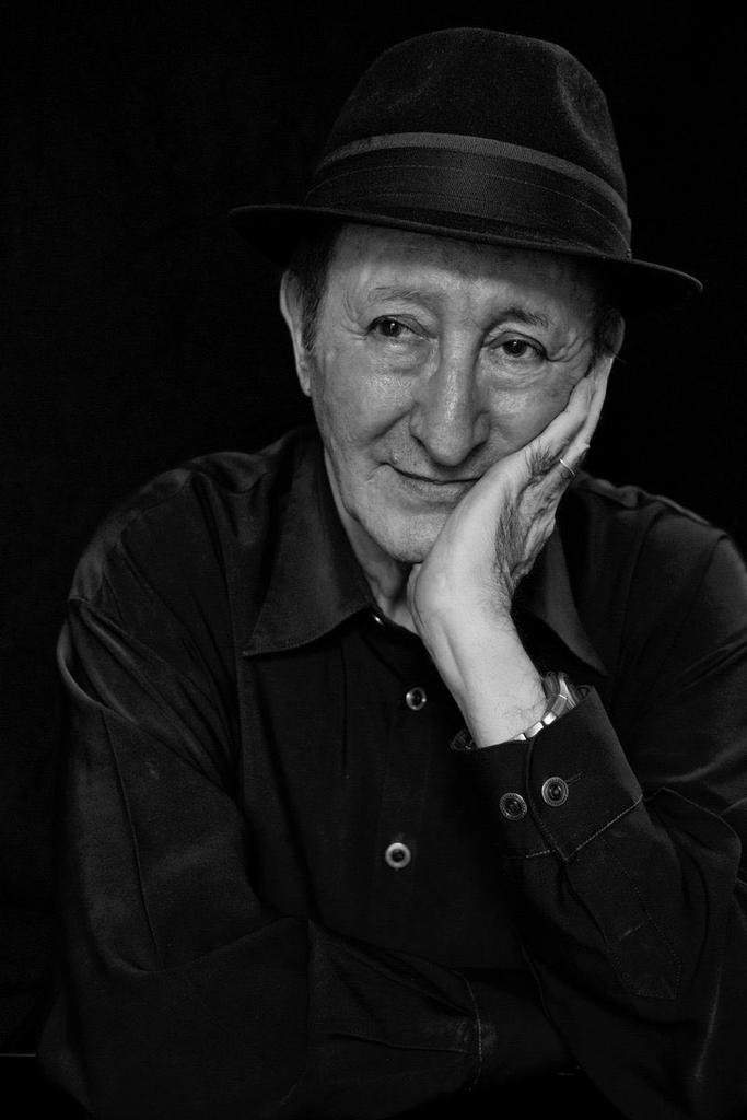 Fab2Ris's tweet photo. 🇩🇿 C'est avec beaucoup de tristesse que j'apprends la disparition de Idir, chanteur algérien d'expression kabyle, parti cette nuit à Paris, à 70 ans. Sans aucun doute le + grand artiste qu'il m'ait été donné de découvrir et de rencontrer durant ma carrière à @Beurfm... 🥺😢😭💔 https://t.co/gtiqGEXr8N