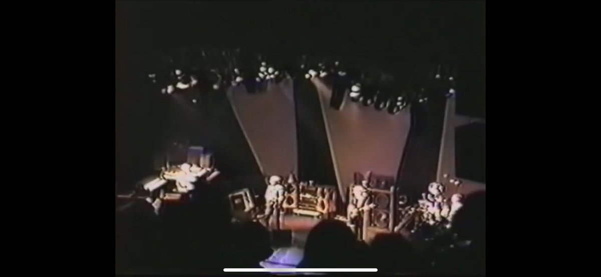 _dennis_system's tweet image. I love these old backdrops! Kuroda does some really cool things later on this show too. #phish #fall94