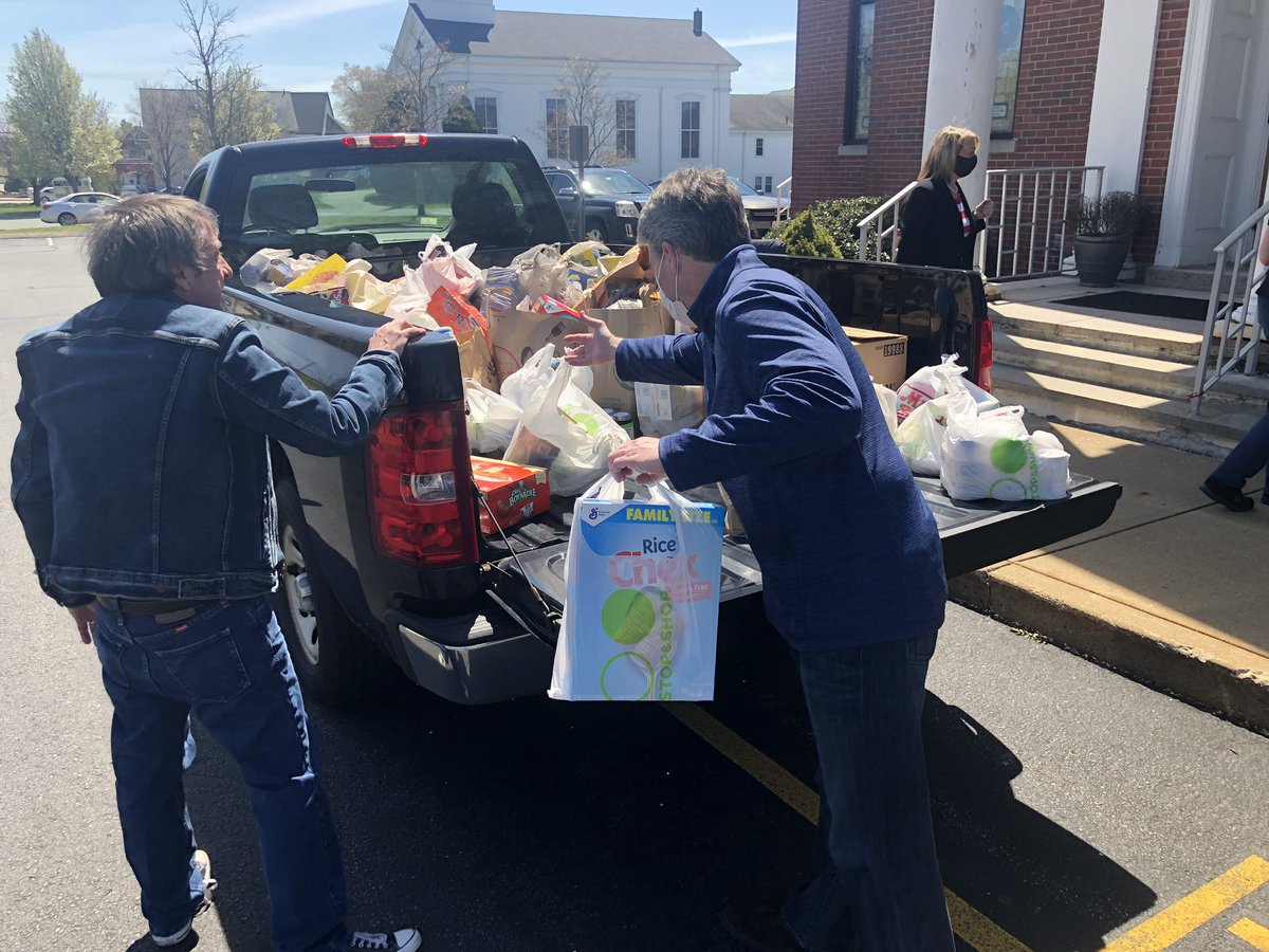 WalterFTimilty's tweet photo. This afternoon, I was proud to donate goods & help load a pickup truck filled with food donations for the Avon Food Pantry.
Thank you Fr. Thomas C. Boudreau, and your parishioners of St Michael’s Church, for the great work today.
#AvonMA #Covid19 #FoodPantry https://t.co/tjBbL3aYmd