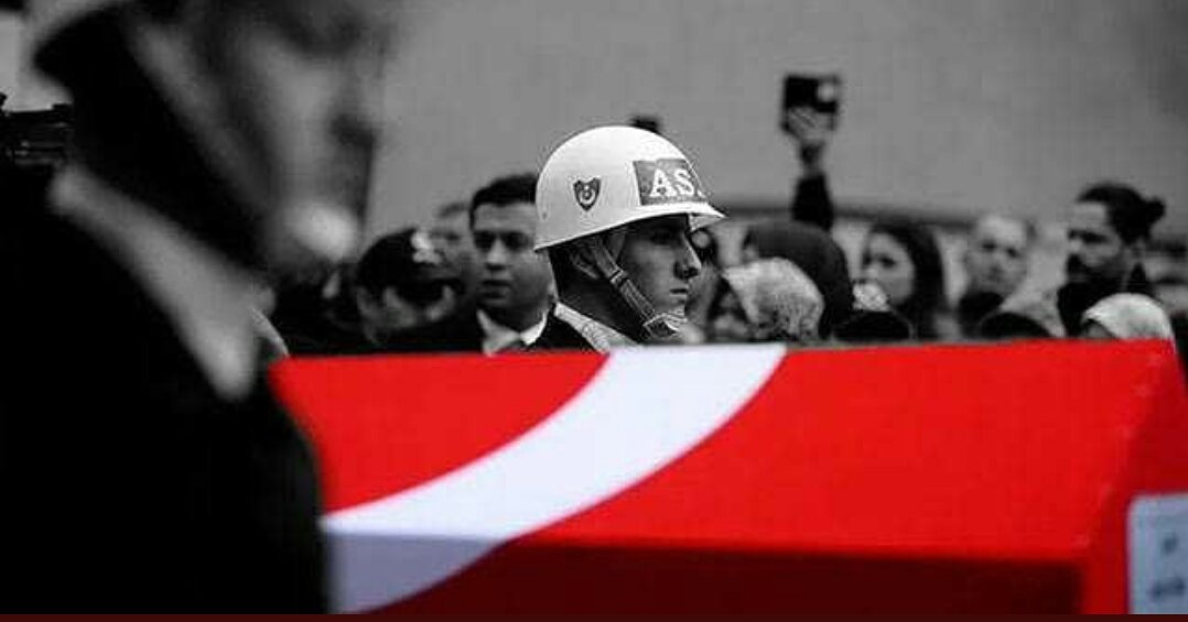 Beyefendibiri's tweet photo. Ciğerimizi yaktınız,ciğeriniz yanıp parçalansın! 

"Türk Çocuğu:
Senin ve yurdun için can veren ulu şehitlerini unutma!" 🇹🇷
#Bitlis https://t.co/73LBT2l2No