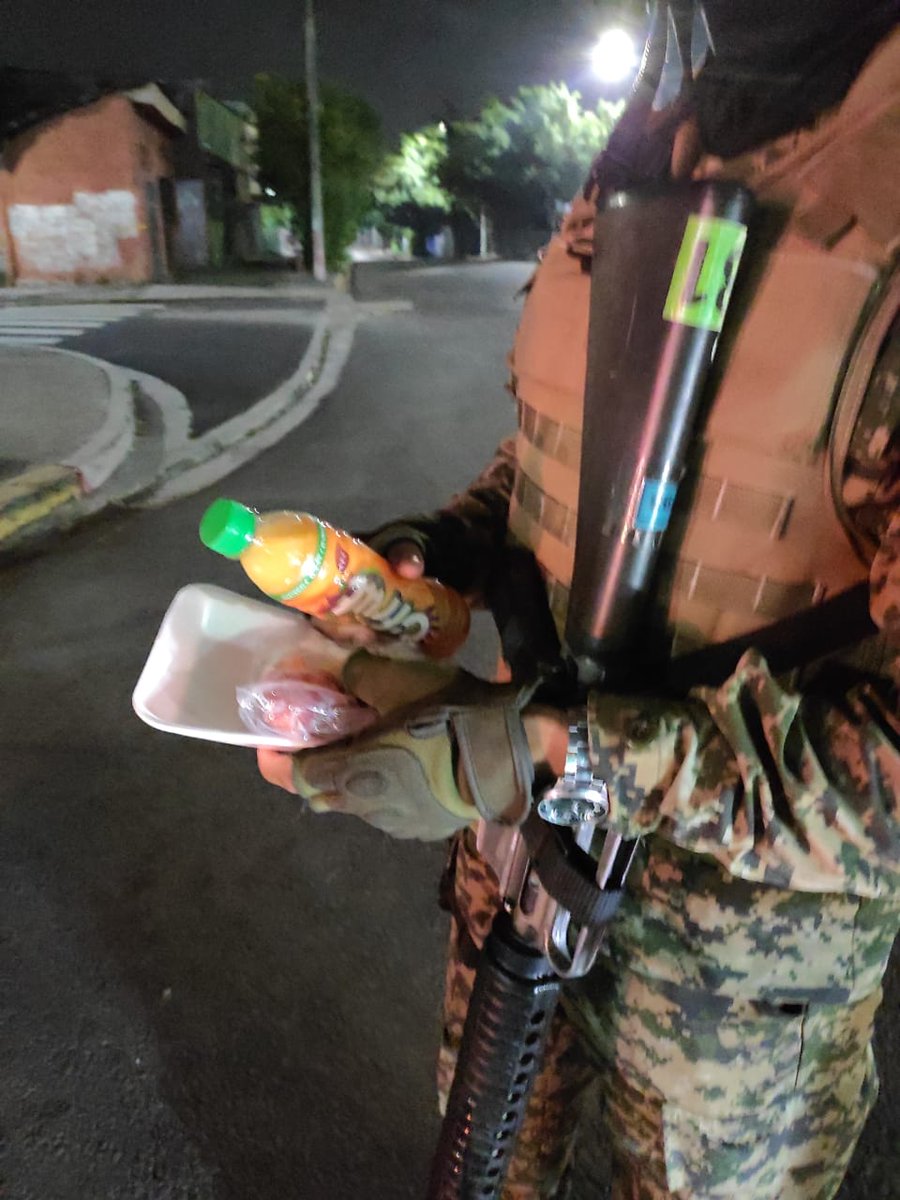 _RoxanaRuiz's tweet photo. La solidaridad aún en la adversidad 🙂.

Comedor y pupusería Kalu y la organización Jóvenes con propósito salen a las calles a repartir pupusas para la cena de policías y soldados.
@TN21sv https://t.co/uboiH4wek3