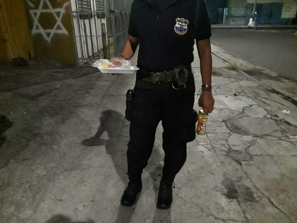 _RoxanaRuiz's tweet photo. La solidaridad aún en la adversidad 🙂.

Comedor y pupusería Kalu y la organización Jóvenes con propósito salen a las calles a repartir pupusas para la cena de policías y soldados.
@TN21sv https://t.co/uboiH4wek3