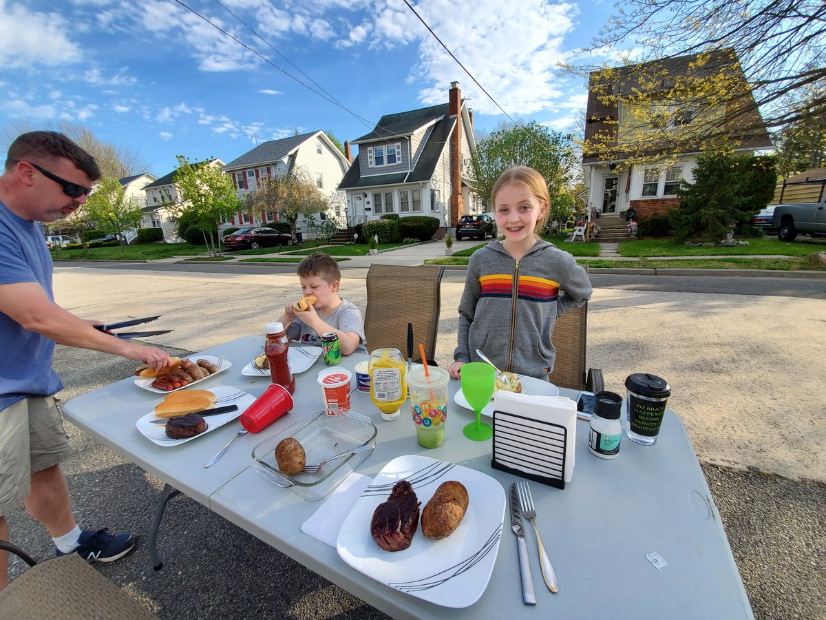 mjb15577372's tweet photo. #FrontYardCookout https://t.co/MWdO2TvJc3