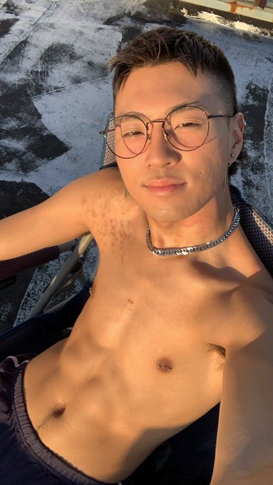 toasted on the roof today 🌞 https://t.co/JYMrgepnJB