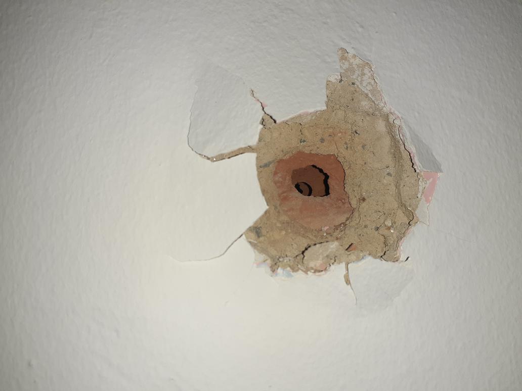 kentsarid's tweet photo. En este momento como quedó la pared de mi casa en enfrentamientos petare José Félix rivas https://t.co/6W0SUGzRla