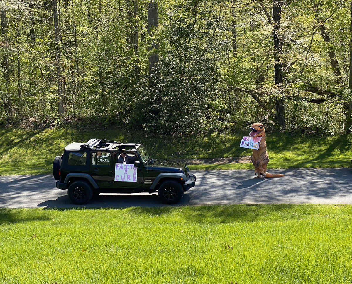 CHartman3508's tweet photo. Emotionally great day today, after a tough week of scans for Marianne our friends surprised us with an #FCancer parade they put together in 2 days with a Fire Engine, ambulance, T Rex and 40 cars! #SoBlessed #SilverLining #SocialDistancing https://t.co/qxVDKnPtr6