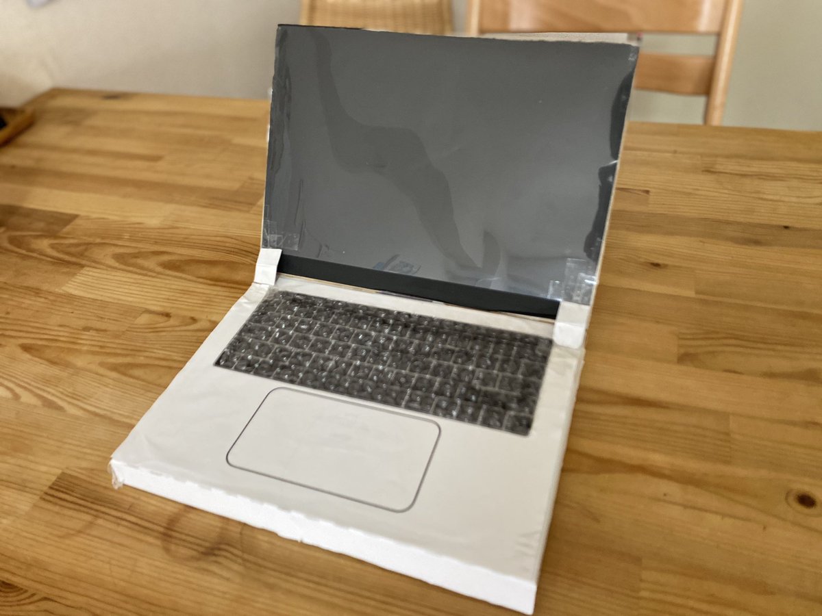 Fujikky ダンボールでパソコン作った ってのがtwitterで流れてきたのでうちもmacbook Proを作ってみた キーボードはプリンタで出力してプチプチを被せた そしてiphoneについてるappleのシールが役に立つ日が来るとは