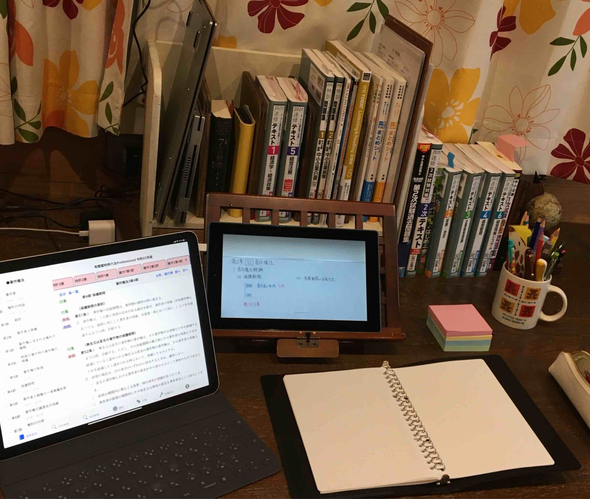 ConsultantSophy's tweet photo. 本箱に入れていたテキストを机の上に並べてみました。
KindleFireで動画を見て、iPadで判例六法を参照します。ほんとはノートの位置にテキストがきます。
ノートは最近とっていませんが、これからは取ろうかなと思っています。 #StudyCave #勉強部屋 #中小企業診断士 https://t.co/Dr1BpWEq7M