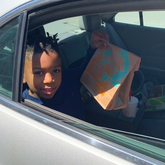 SLPS_INFO's tweet image. Our partners at @tacobell donated some 200 meals to families this afternoon at Shaw VPA Elementary. Lots of smiles all around. Tacos = 😋 #partnerships #WeChooseSLPS