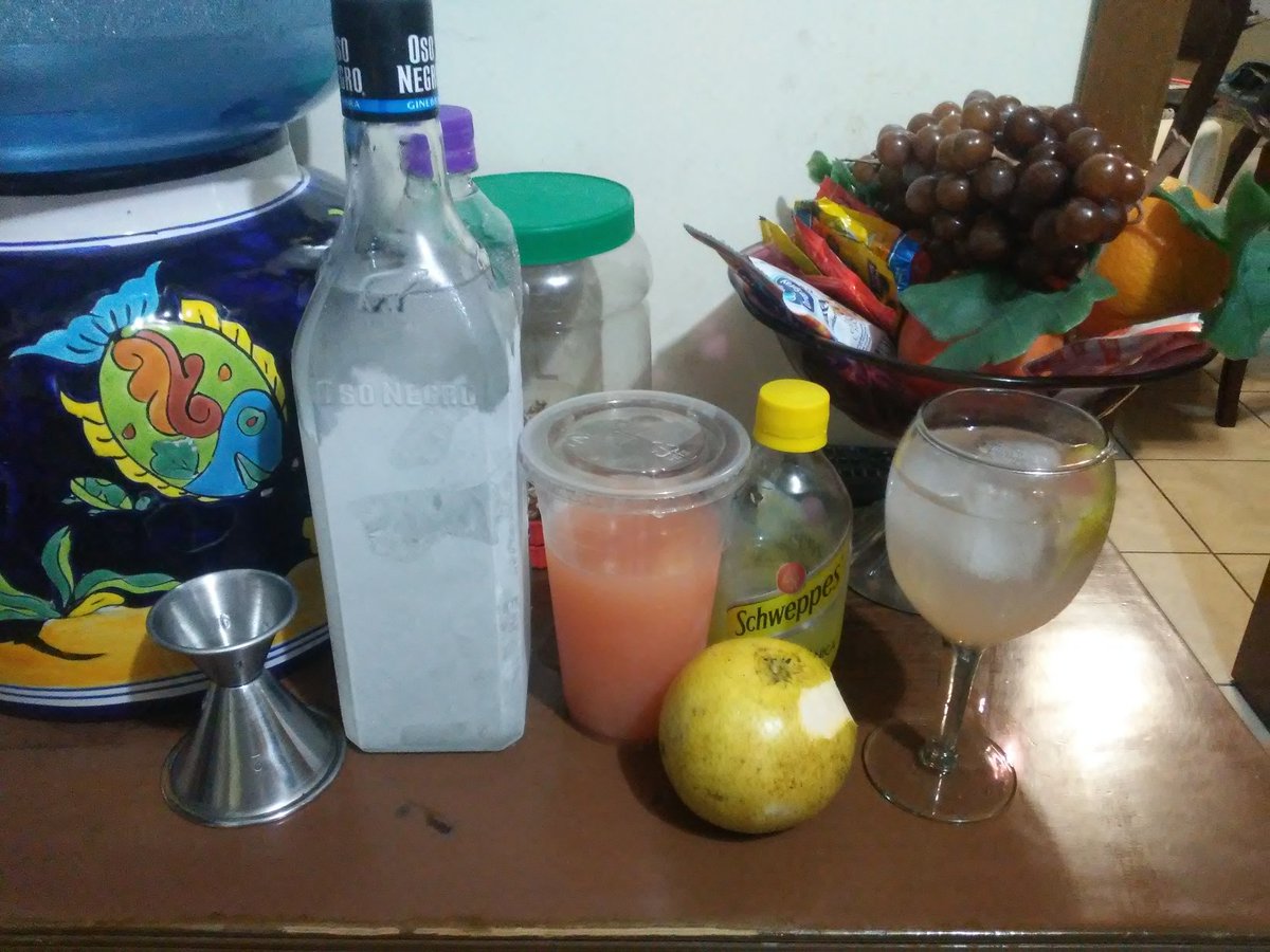 ElCharles_White's tweet photo. Haciendola de coctelero. #disque #echandoaperderseaprende #StayHome https://t.co/JMHqghkBg3