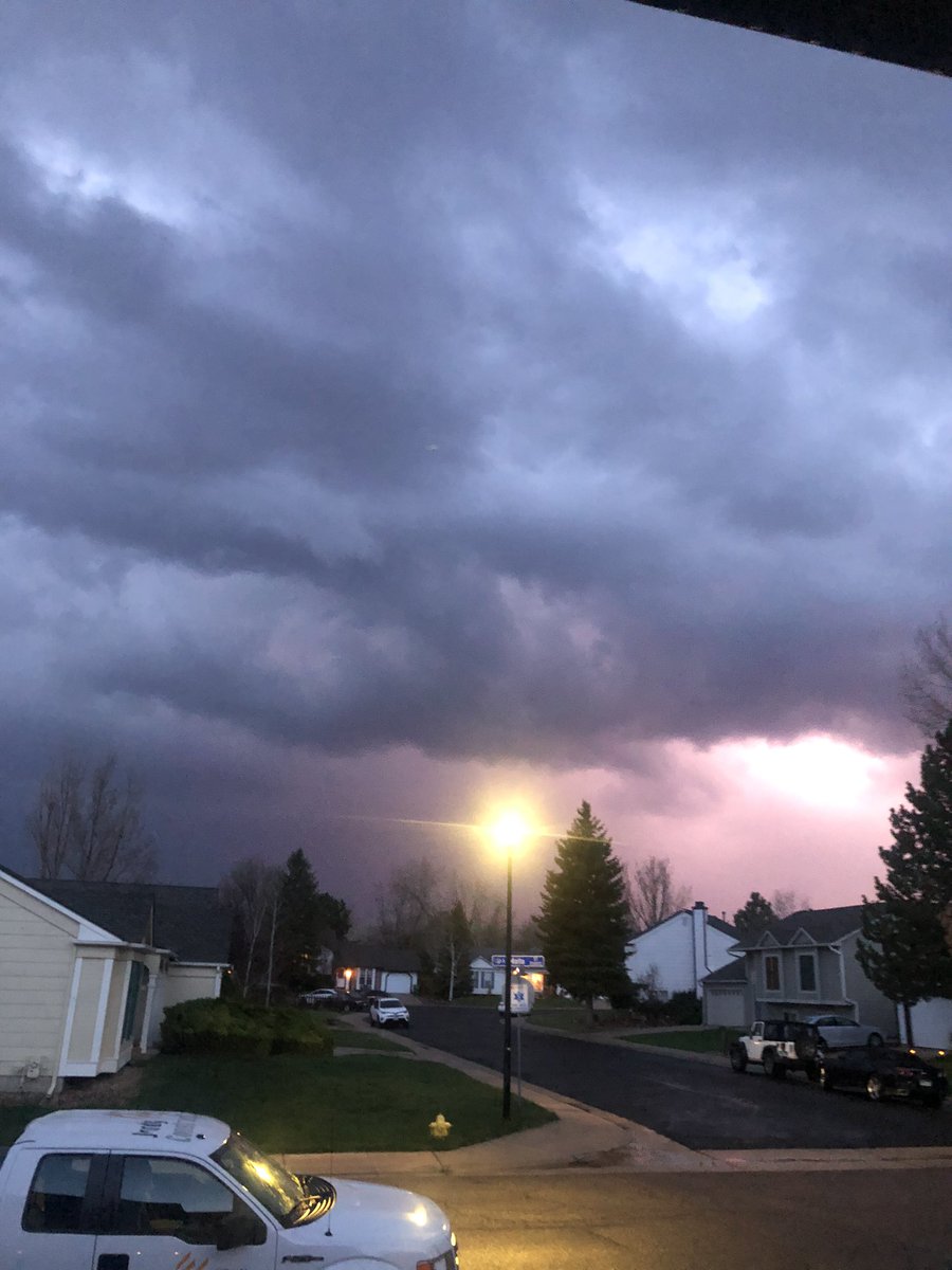 betweenaccents1's tweet photo. Love a good thunderstorm. #colorado #firststorm https://t.co/7zeEGfJzca