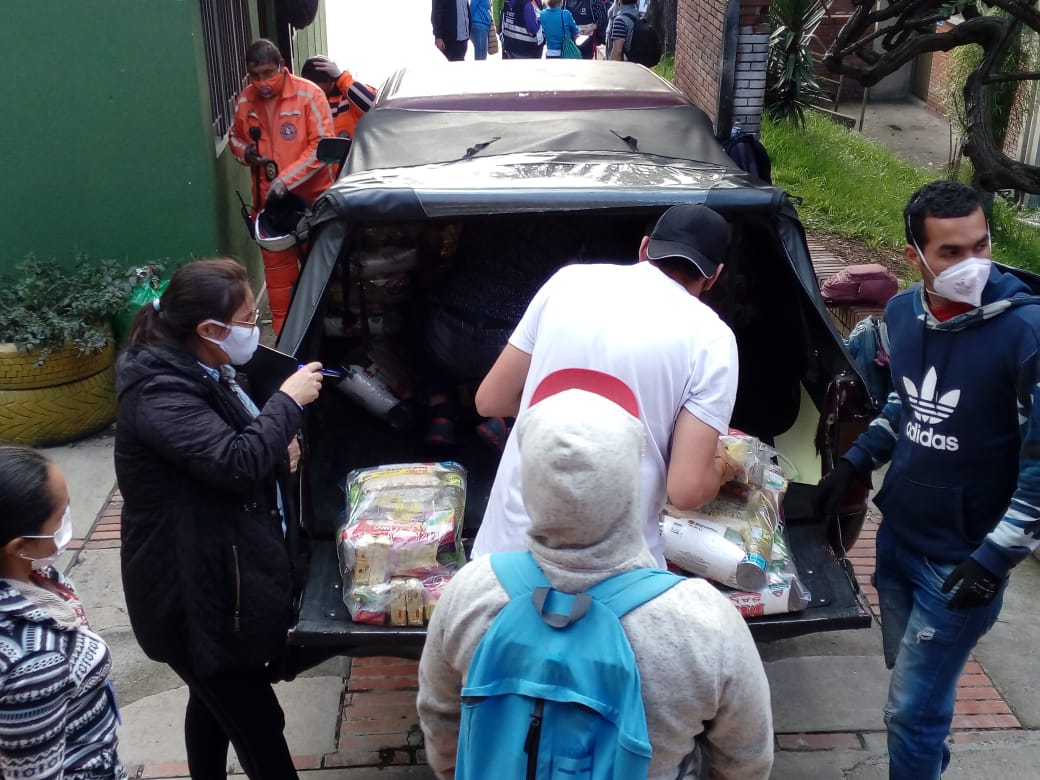 JBotanicoBogota's tweet photo. Con entusiasmo nos sumamos hoy a la jornada de entrega de 1.537 mercados en #Usaquén, en un esfuerzo conjunto de #SecretaríaDeGobierno, #SecretaríaDeIntegraciónSocial, #SecretaríaDeSeguridad, #AlcaldíaLocalDeUsaquén, #Personería #Dadep, #EAAB, #Idepac y #BomberosVoluntarios. https://t.co/sWeKo6wipC