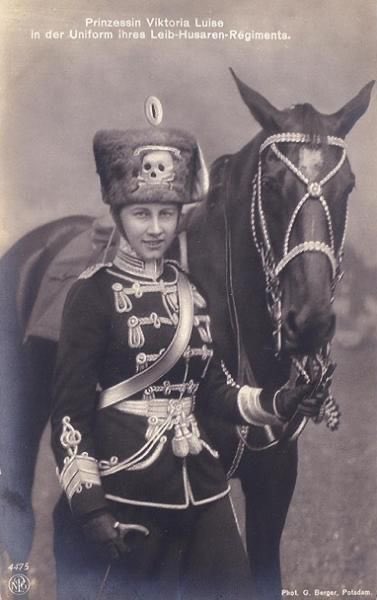 Masa ヴィクトリア ルイーゼ フォン プロイセン王女殿下もユサール騎兵連隊の制服着た写真が残ってるけど もしかして名誉連隊長だったのかな このお姿も捉え方によっては姫騎士なんじゃない