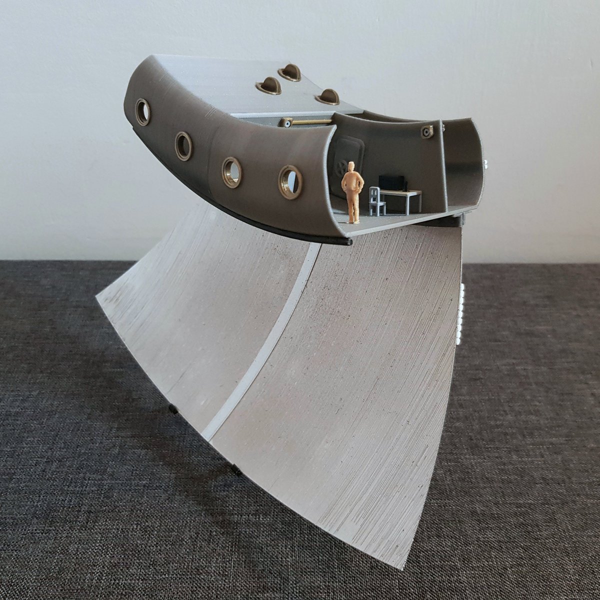 vesoljenet's tweet image. Predstavljam maketo preseka dela bivalnega kolesa vesoljske postaje Hermana Potočnika - Noordunga. #noordung #spacemodels

Maketa celotne Noordungove postaje je predstavljena tukaj: noordung.vesolje.net/maketa 
... in razstavljena v: center-noordung.si