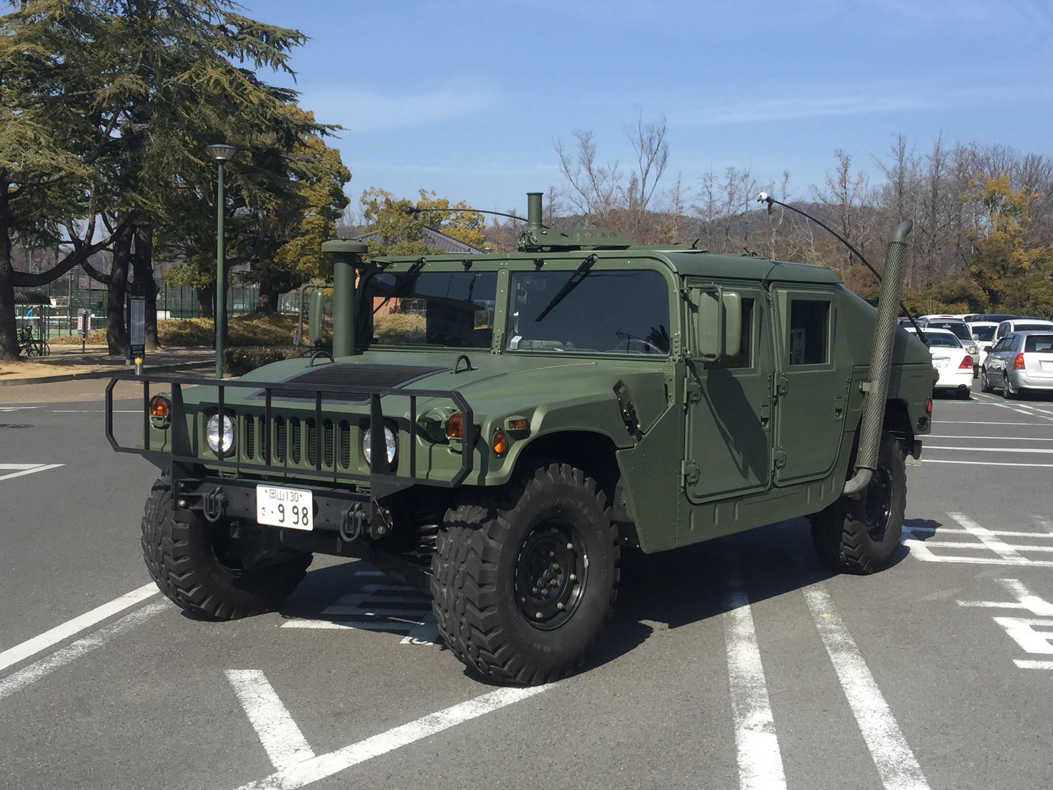 Un 女子ウケしない車を晒せ ハンヴィー 快適装備なにそれ な軍用車 背が高くてスカートだと乗り込めないし 振動が凄くて乗り物酔いする人は3分でダウン 運転席と助手席の間はアメリカ大陸挟んでるのかってレベルで離れてて手も繋げず 走り出すと騒音で