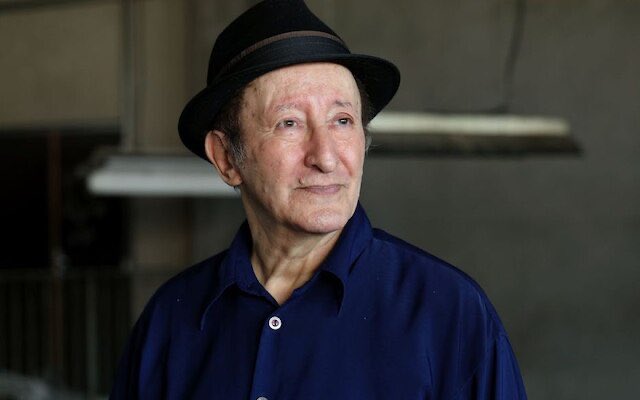 Tristesse encore. Hamed Cheriet, dit Idir, est mort, celui qui a éclairé tant de soirées de fêtes avec mes amis berbères, auxquels je pense en ce moment tout particulièrement. Nous sommes nombreux ce matin à fredonner avec nostalgie « A vava inouva.... »