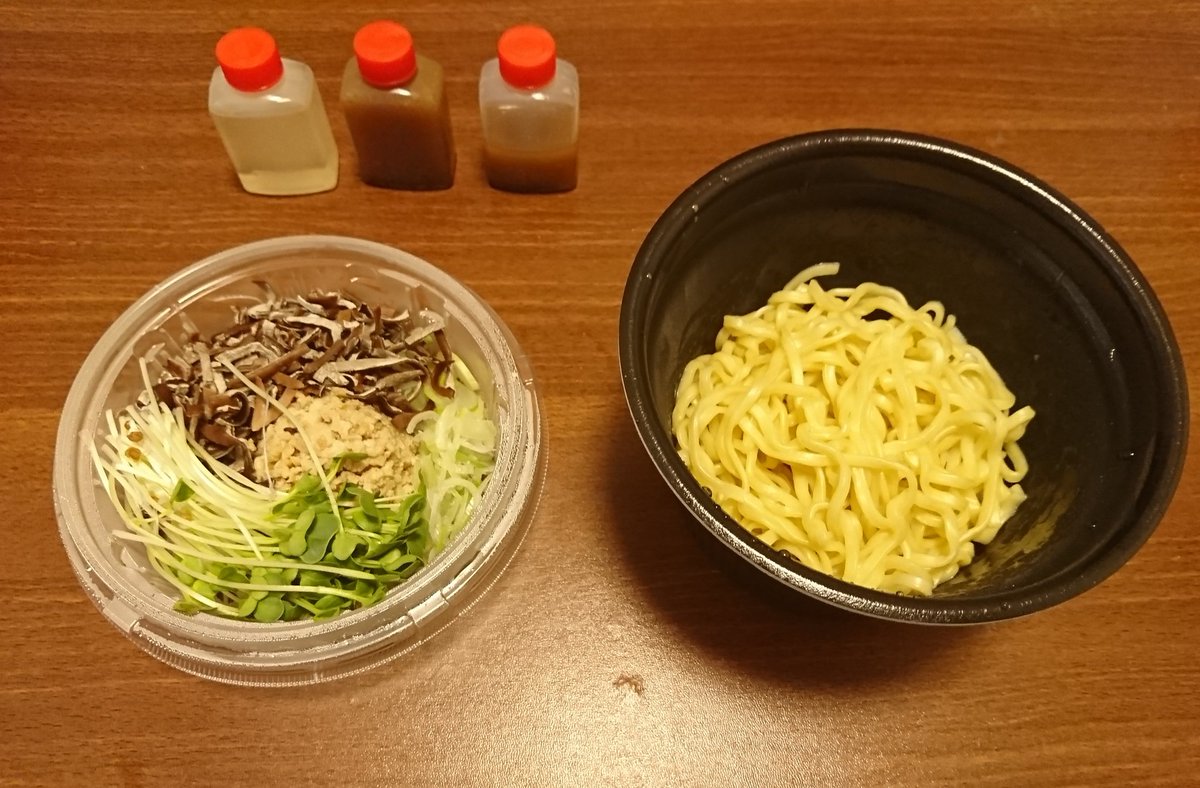 GrodaStandRiver's tweet photo. 担ぎ屋
鴨油そば (元祖)
麺と具、油とソース、それぞれセパレートしてるので、混ぜ合わせる
混ぜれば混ぜるほど味が馴染んで……
うまい！ ﾃｰﾚｯﾃﾚｰ♪
油そばは決して軽くないのに軽く食べられちゃうから困る
鴨担々油そばもいっとけばよかったかな？ (食べ過ぎ
😋
#立川エール飯 https://t.co/k9ugA6TMGB