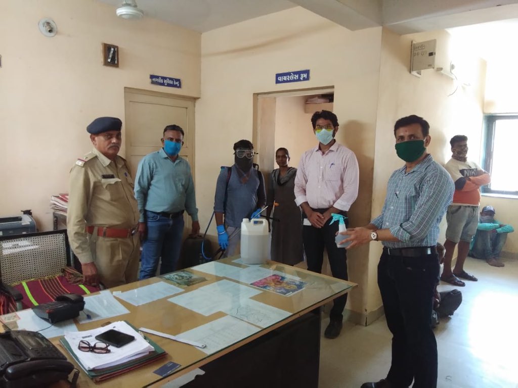 LupinCSR's tweet photo. Police department is working so hard without any fear of #COVID. #Lupin #Dabhasa visited 4 #Police check post &amp; Anklav Police station &amp; appreciated their efforts in such a difficult time &amp; gave them Sanitizers &amp; dry snacks &amp; sanitised office. #ClapForCarers #FrontLineHeroes https://t.co/f2DA17cRV8
