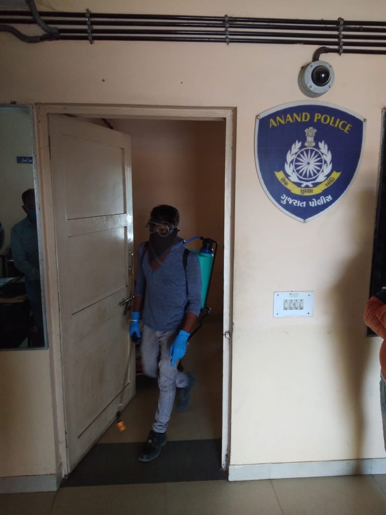 LupinCSR's tweet photo. Police department is working so hard without any fear of #COVID. #Lupin #Dabhasa visited 4 #Police check post &amp; Anklav Police station &amp; appreciated their efforts in such a difficult time &amp; gave them Sanitizers &amp; dry snacks &amp; sanitised office. #ClapForCarers #FrontLineHeroes https://t.co/f2DA17cRV8
